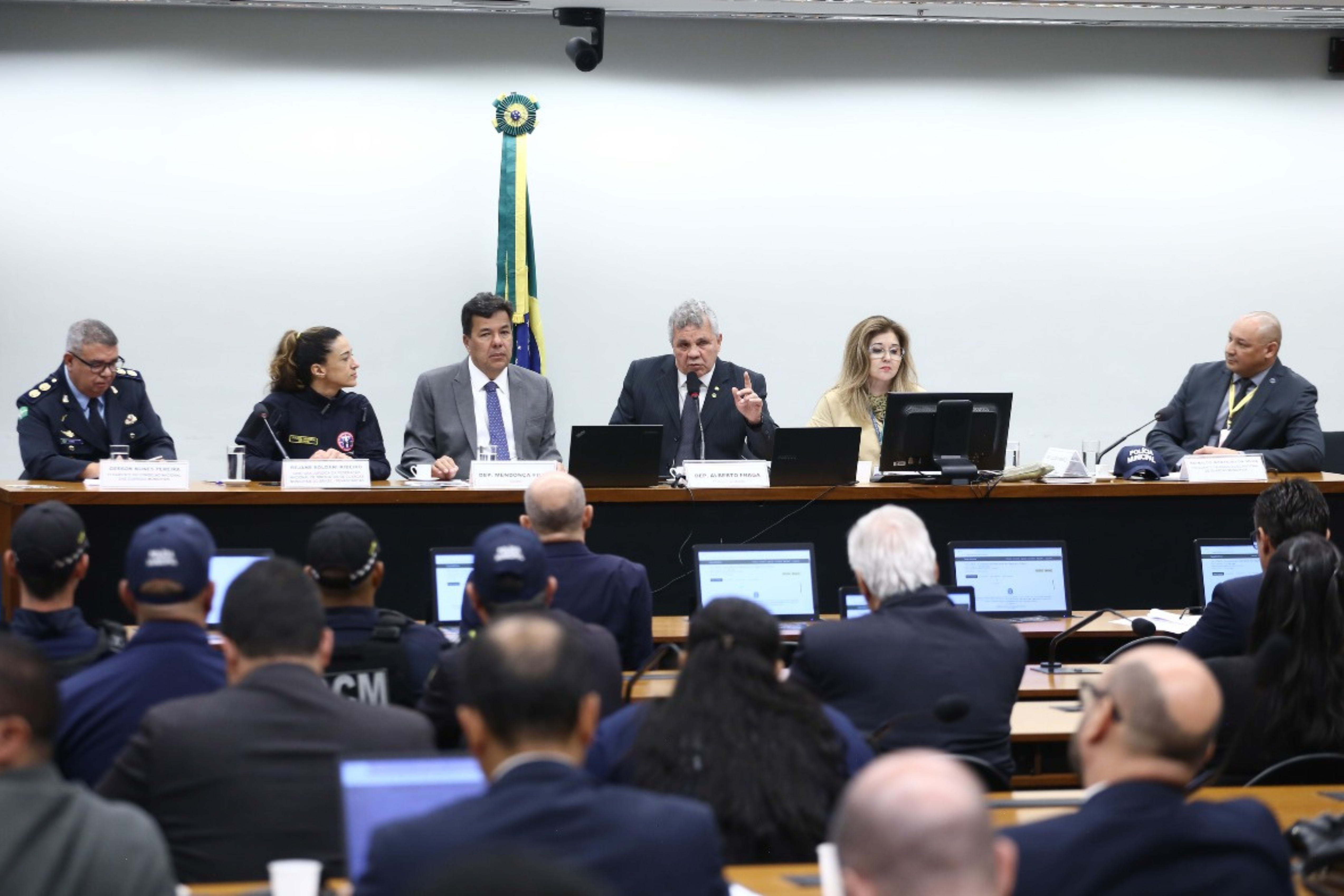 Prefeitos e guardas municipais são provocados à renúncia em audiência na Câmara Federal